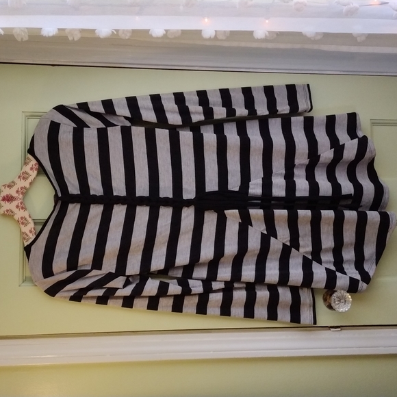 Women's Hot Topic long sleeve grey black striped spine ribbon tunic top M - Picture 3 of 6